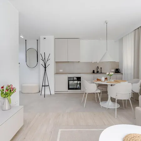 Lägenhet Nowoczesny Very Berry W Poznaniu Z Parkingiem I Biurkiem By Renters