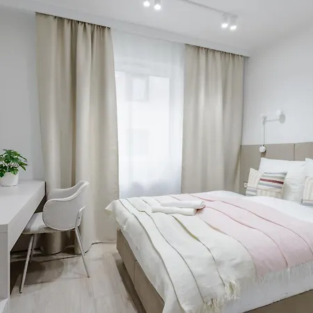 Lägenhet Nowoczesny Very Berry W Poznaniu Z Parkingiem I Biurkiem By Renters *