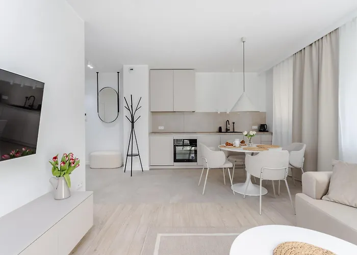 Lägenhet Nowoczesny Very Berry W Poznaniu Z Parkingiem I Biurkiem By Renters