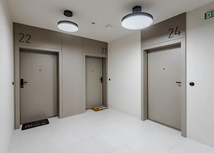 Nowoczesny Very Berry W Poznaniu Z Parkingiem I Biurkiem By Renters