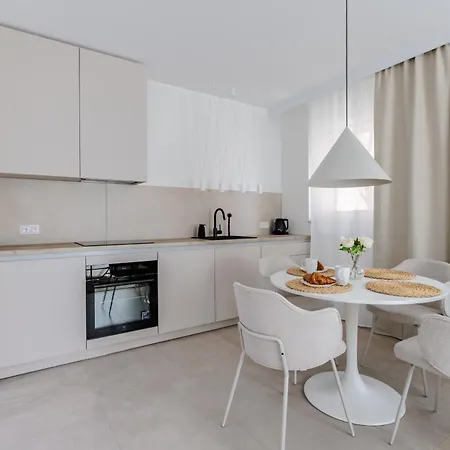 Nowoczesny Very Berry W Poznaniu Z Parkingiem I Biurkiem By Renters