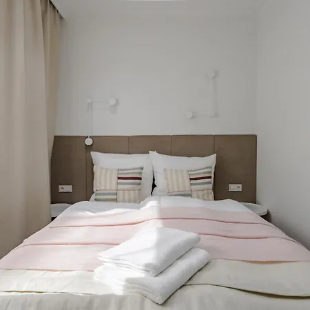 Appartement Nowoczesny Very Berry W Poznaniu Z Parkingiem I Biurkiem By Renters *