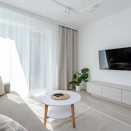 Nowoczesny Very Berry W Poznaniu Z Parkingiem I Biurkiem By Renters Poznaň