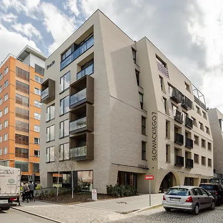 Nowoczesny Very Berry W Poznaniu Z Parkingiem I Biurkiem By Renters Posen