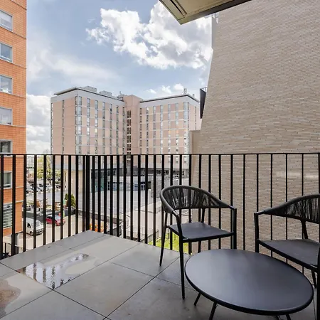 Apartment Nowoczesny Very Berry W Poznaniu Z Parkingiem I Biurkiem By Renters Posen