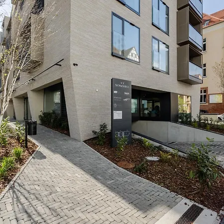 Nowoczesny Very Berry W Poznaniu Z Parkingiem I Biurkiem By Renters Posen