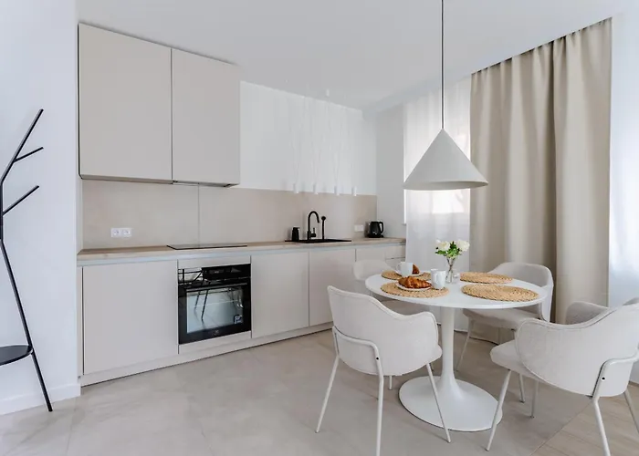 Nowoczesny Very Berry W Poznaniu Z Parkingiem I Biurkiem By Renters