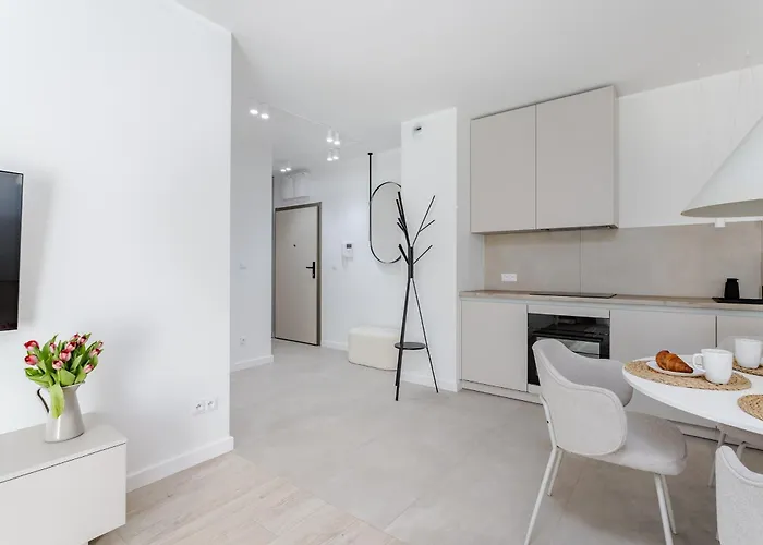 Apartment Nowoczesny Very Berry W Poznaniu Z Parkingiem I Biurkiem By Renters Posen