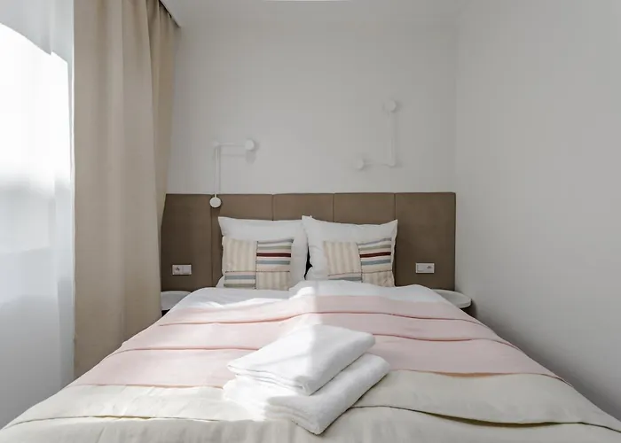 Apartment Nowoczesny Very Berry W Poznaniu Z Parkingiem I Biurkiem By Renters *