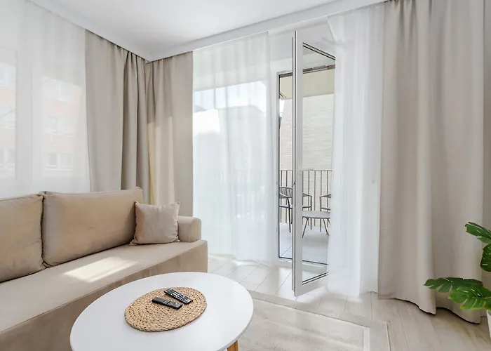 Apartment Nowoczesny Very Berry W Poznaniu Z Parkingiem I Biurkiem By Renters *