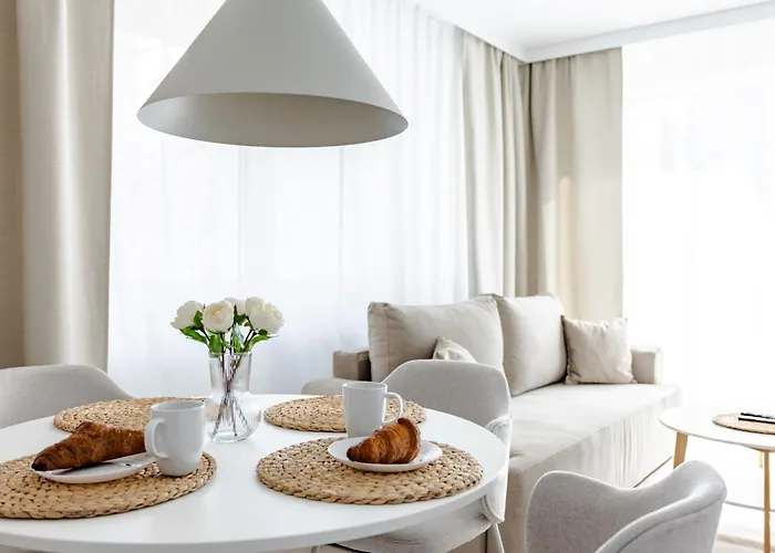 Nowoczesny Very Berry W Poznaniu Z Parkingiem I Biurkiem By Renters