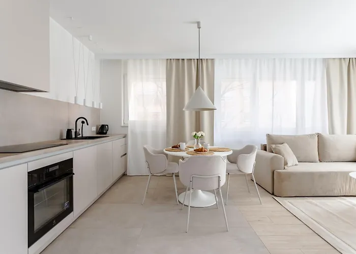 Apartment Nowoczesny Very Berry W Poznaniu Z Parkingiem I Biurkiem By Renters Posen