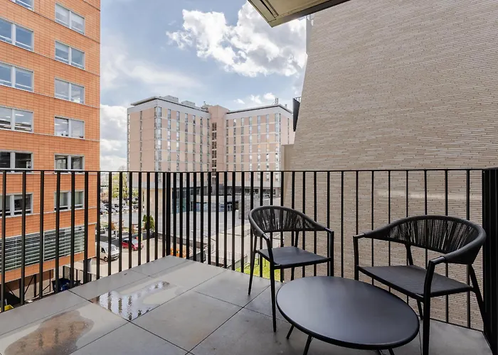 Apartment Nowoczesny Very Berry W Poznaniu Z Parkingiem I Biurkiem By Renters Posen