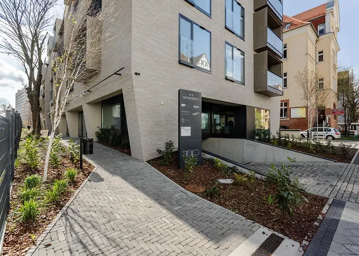 Nowoczesny Very Berry W Poznaniu Z Parkingiem I Biurkiem By Renters Posen